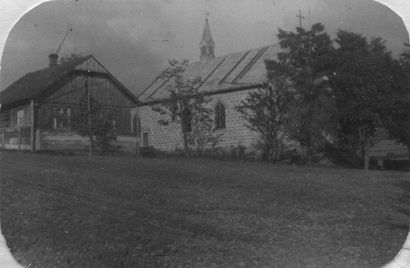 parafia polskokatolicka 1_17.jpg - Rok 1958.  Widok na kościół i starą plebanię